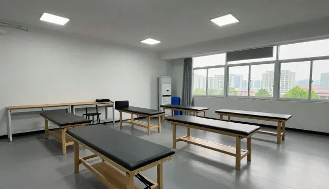 产后康复指导:专业服务与家庭护理的取舍比较
